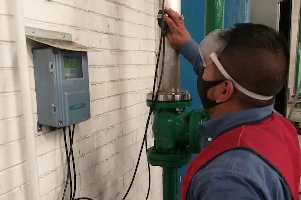 Instalación de medidor ultrasónico en tubería industrial