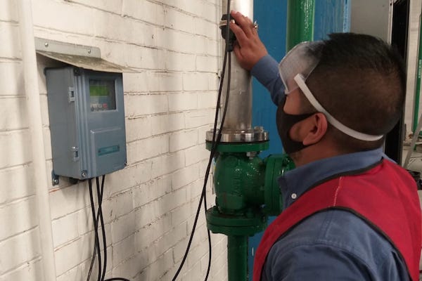 Instalación de medidor ultrasónico en tubería industrial