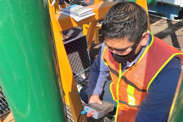 Técnico Rime con equipo de seguridad realizando medición en campo