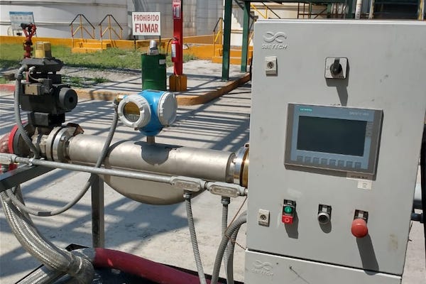 Sistema de medición Coriolis con panel de control en planta petroquímica