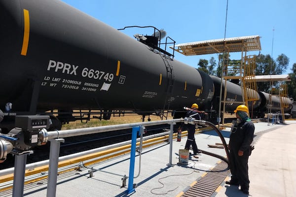 Técnicos Rime Fluid Systems en operación con carros tanque de gran escala
