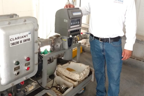 Técnico Rime calibrando medidor de flujo en instalación de cliente Clariant